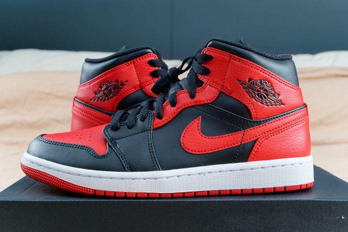 Nike Air Jordan 1 Mid "Banned" - photo numéro 1