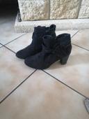 Bottines noires avec fleurs