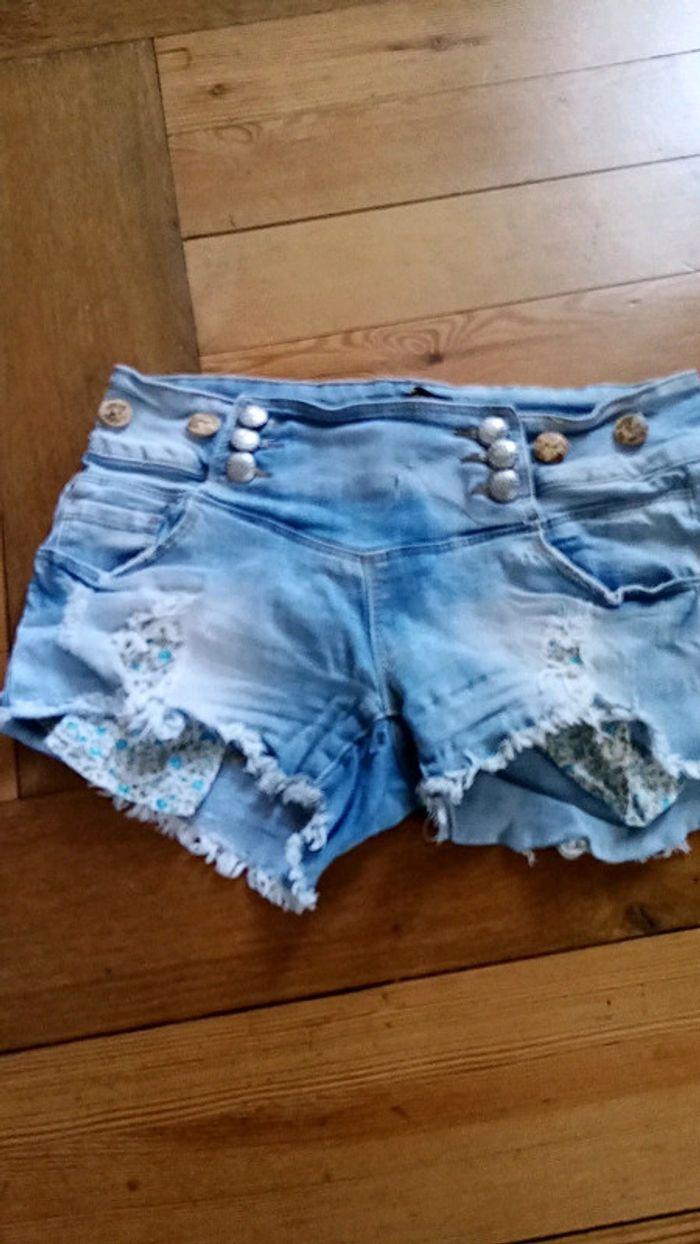 Mini short Jean's bleu dévalè - photo numéro 1