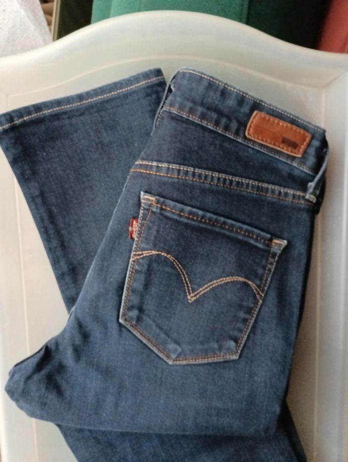 Jean Levis femme W27/ L32 demi curve NEUF - photo numéro 3