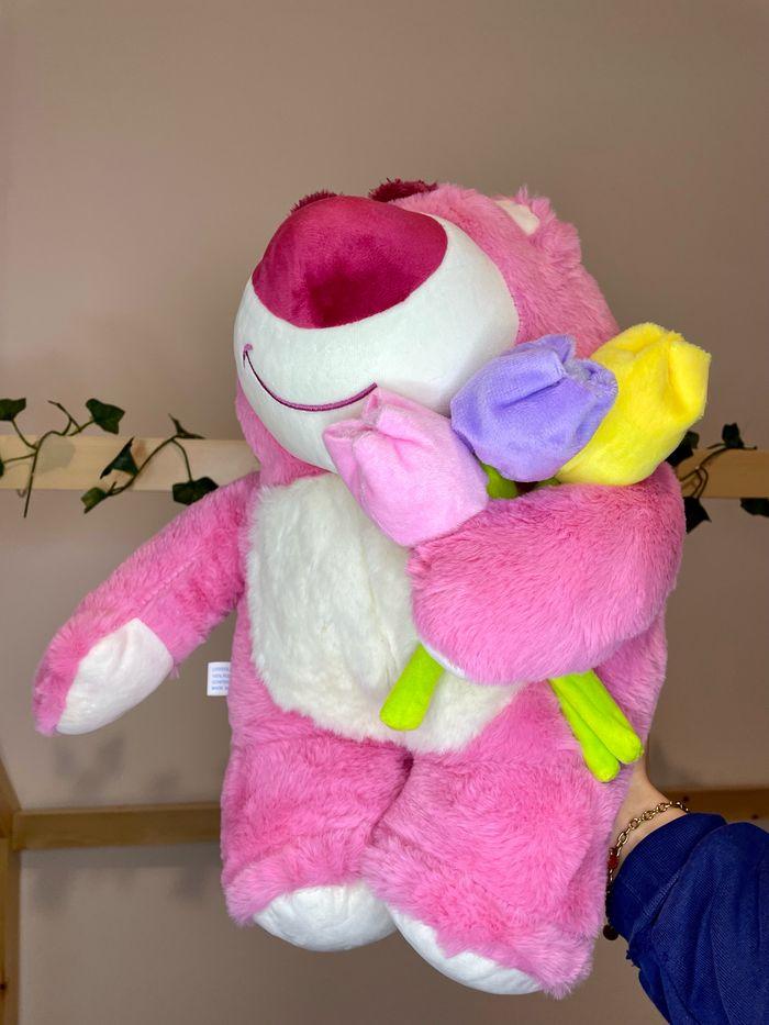 Peluche Lotso Toy Story et son bouquet de fleurs 💐 - photo numéro 3