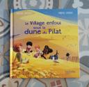 Livre LE VILLAGE ENFOUI SOUS LA DUNE DU PILAT de VIRGINIE GRIMALDI et MARINA COUDRAY HACHETTE neuf