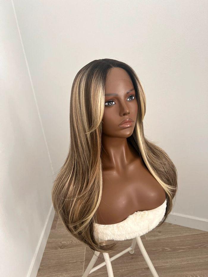 Perruque blonde lace frontal avec frange rideaux - photo numéro 6