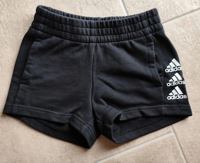 Short Adidas 9/10 ans très bon état - photo numéro 1