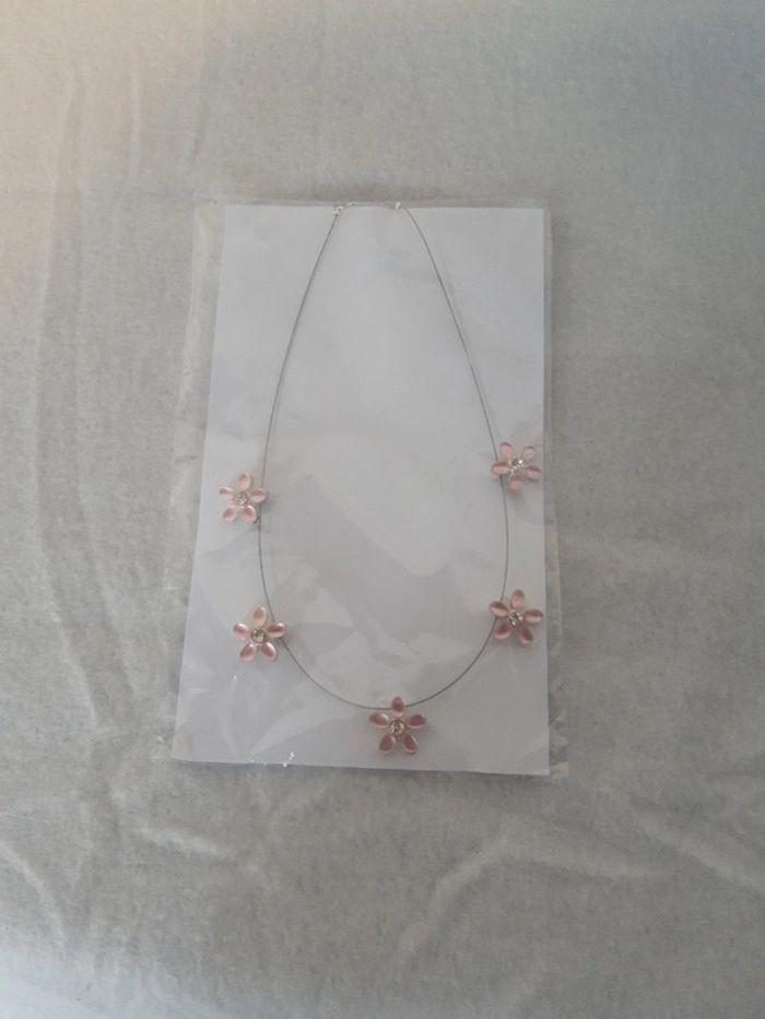 Collier fin et argenté avec des petites fleurs roses - photo numéro 13