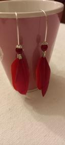 Boucles d'oreilles  plumes rouges avec perles rouges