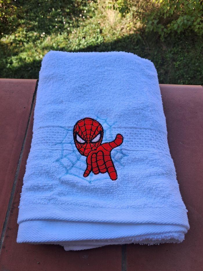 Serviette de bain spiderman - photo numéro 1