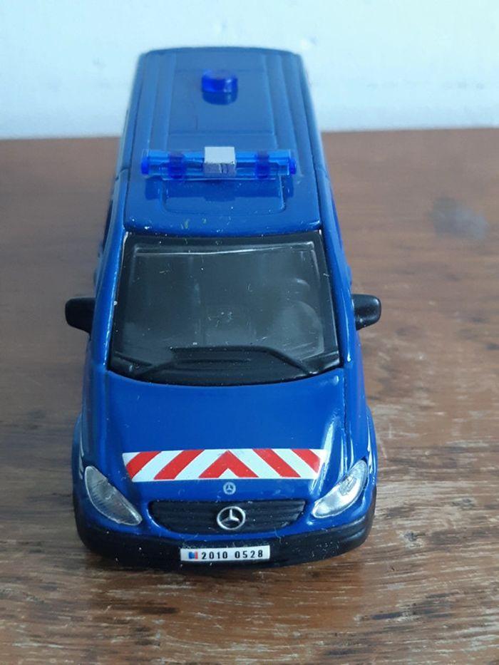 Mercedes Vito Gendarmerie. Bburago - photo numéro 4