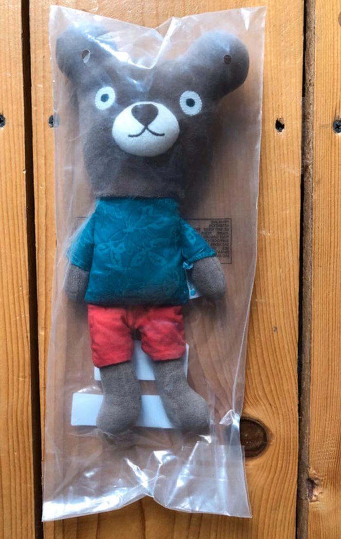 Doudou peluche nounours en tenue t-shirt et short - photo numéro 1