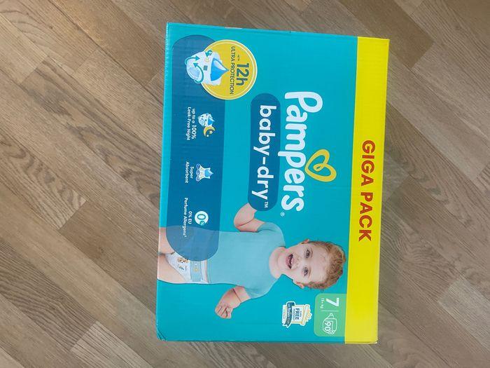 Un carton de couche  Pampers giga taille 7