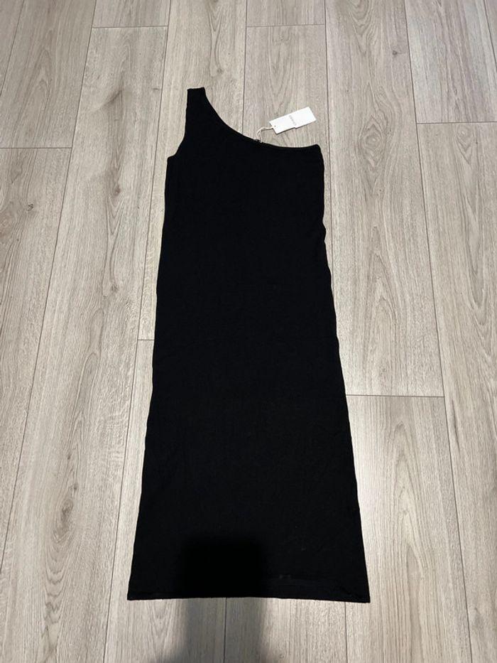 Petit robe 👗 noir une manche oysho - photo numéro 1