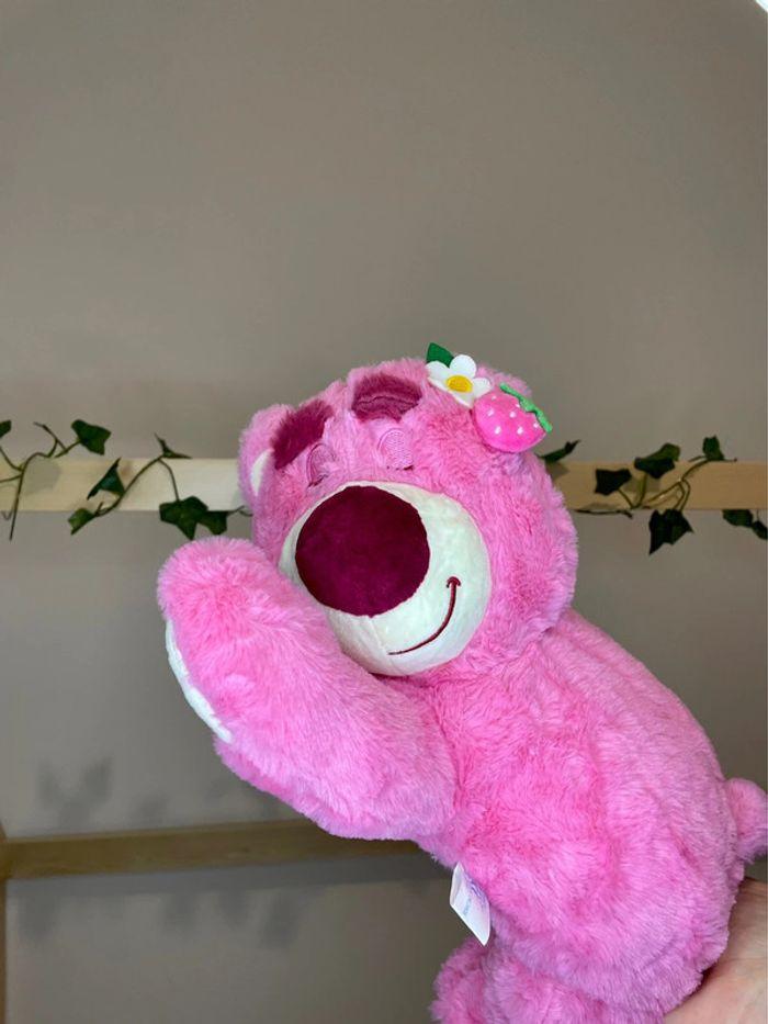 Peluche Lotso Toy Story, l’ours a la fraise endormi - photo numéro 10