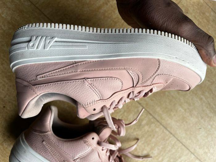 Nike air force one rose très bon état 38,5 - photo numéro 3