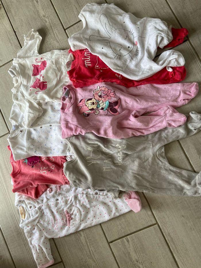 Lot de vêtements bébé en taille 1 mois - photo numéro 4