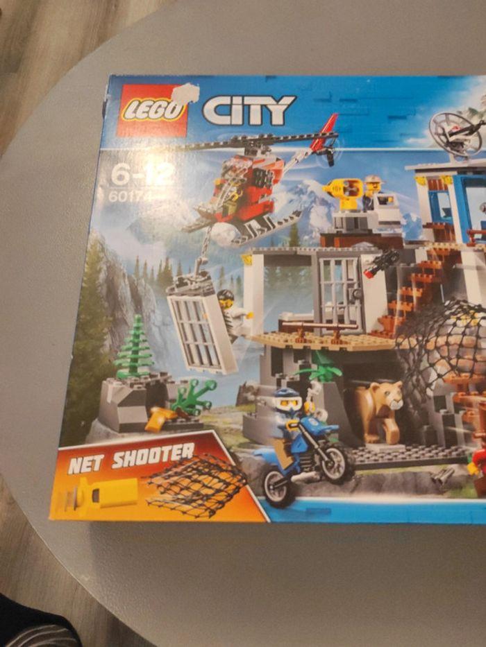 Lego caserne police city 60174 - photo numéro 1