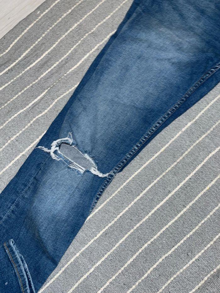 Jeans troué - photo numéro 4