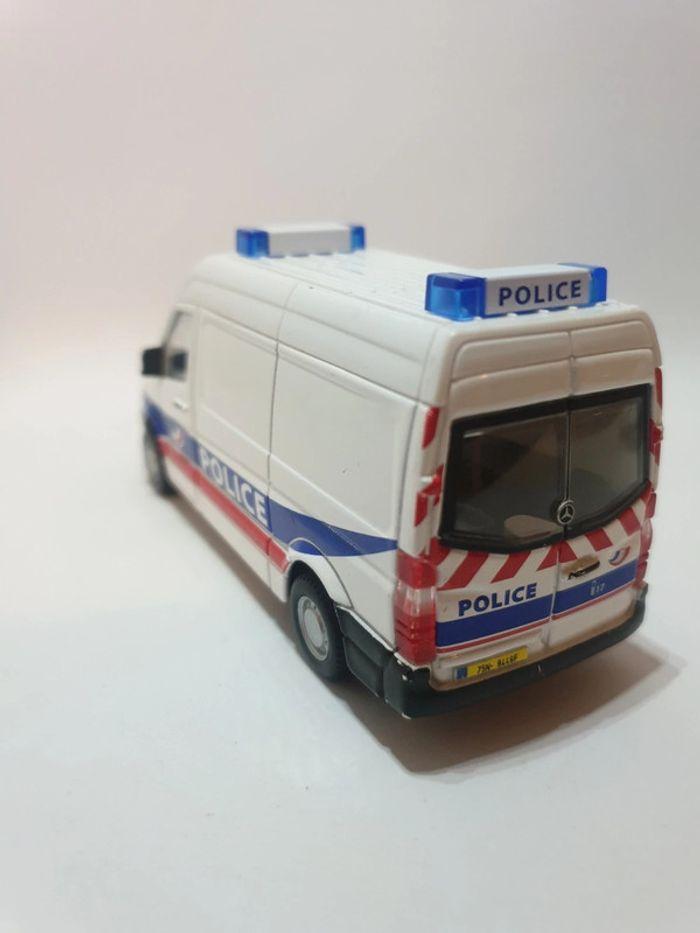 Burago Mercedes-Benz Sprinter Police Nationale 1/48 - photo numéro 10