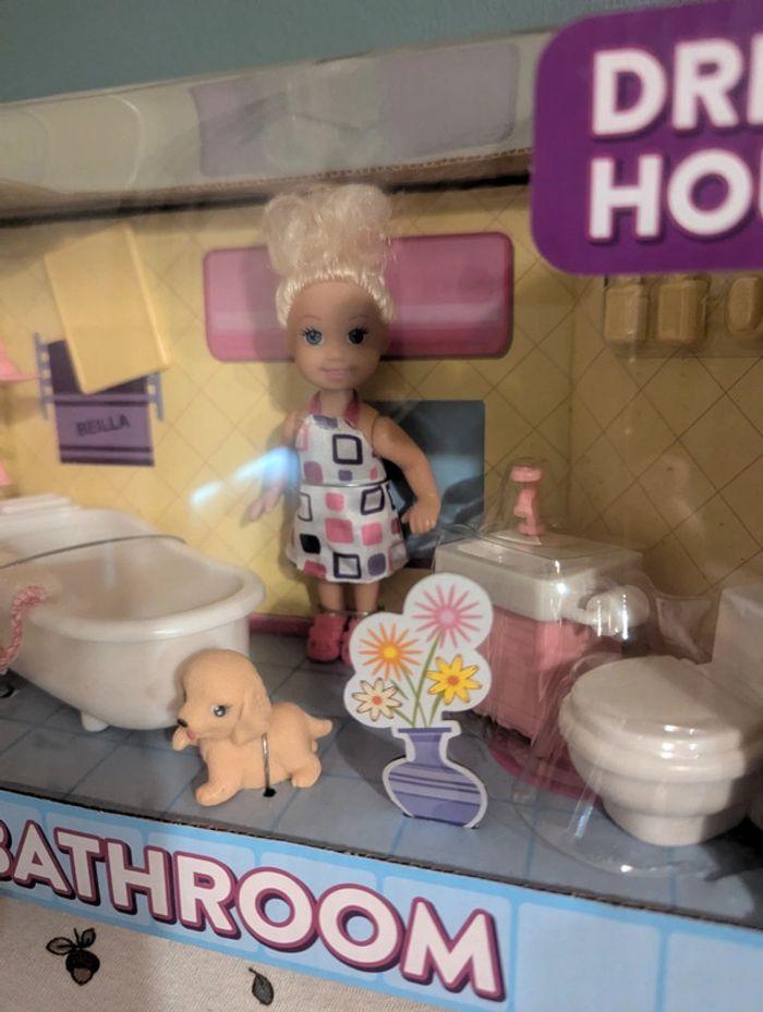 Mini barbie dans sa salle de bain - photo numéro 2