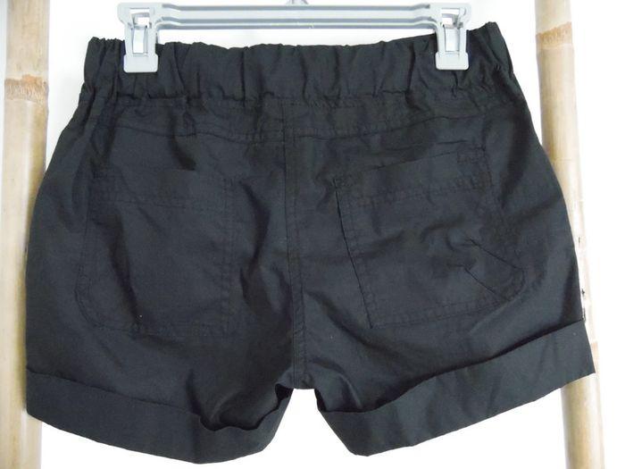 Beau short noir, taille 34. - photo numéro 2