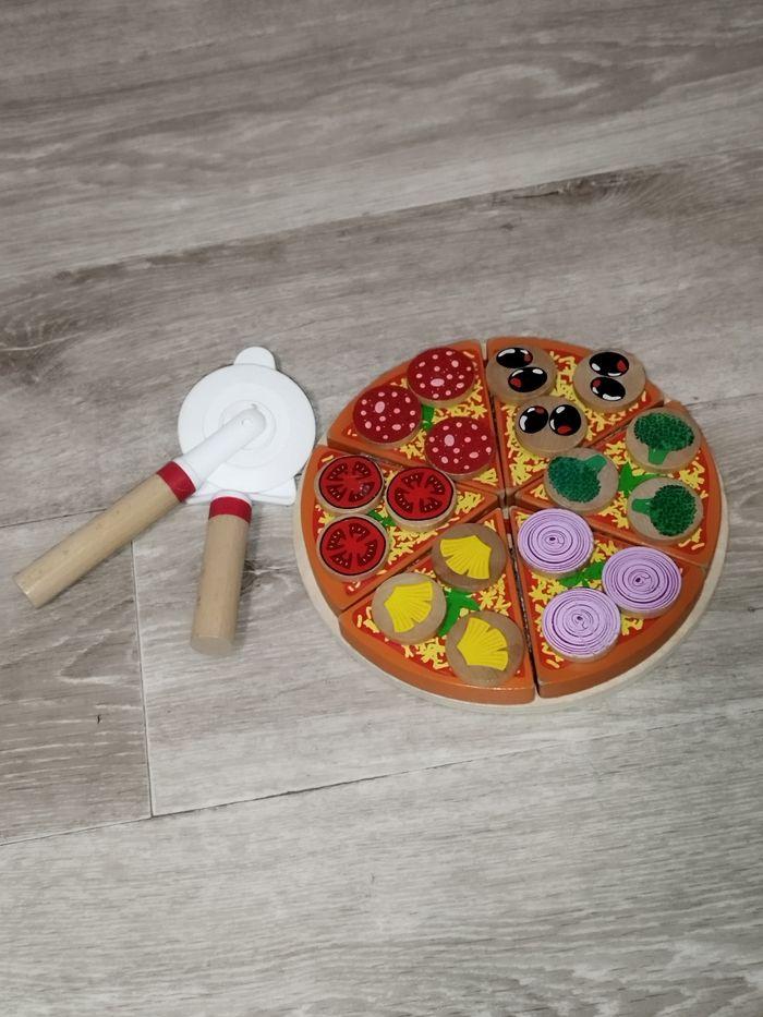 Pizza et ses ingrédients en bois avec  scratch