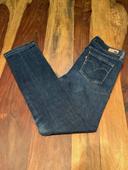 26. Levi’s slight curve mid rise straight W27 L30