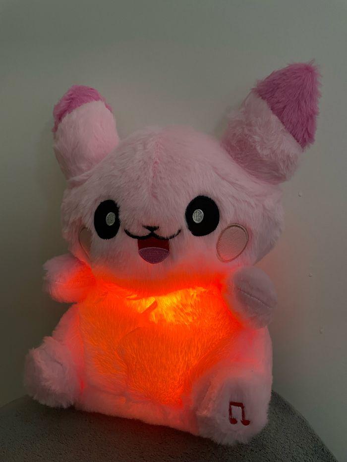 🚨🎅 OFFRE SPÉCIAL NOËL 🚨🎁🎅✨  Peluche lumineuse respirante Pokémon Pikachu + calendrier de l’Avent de Noël Pokémon - photo numéro 9