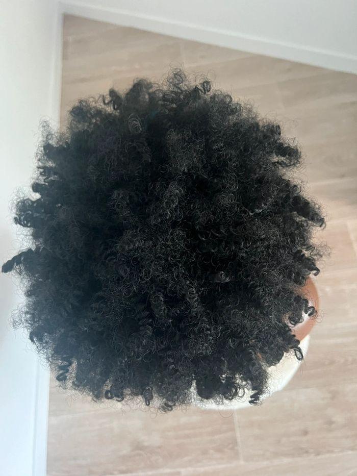 Perruque bandeau afro bouclée noire - photo numéro 9