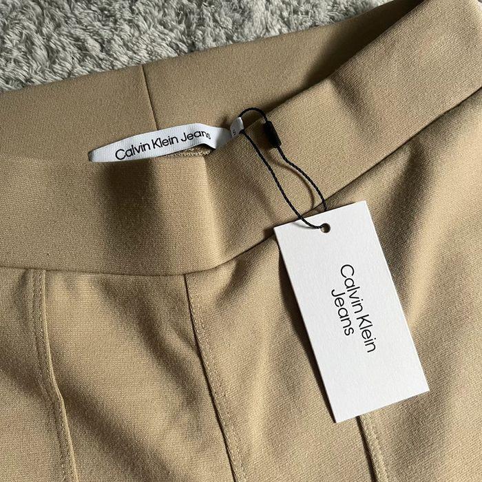 Short / cycliste molleton beige Calvin Klein neuf - photo numéro 3