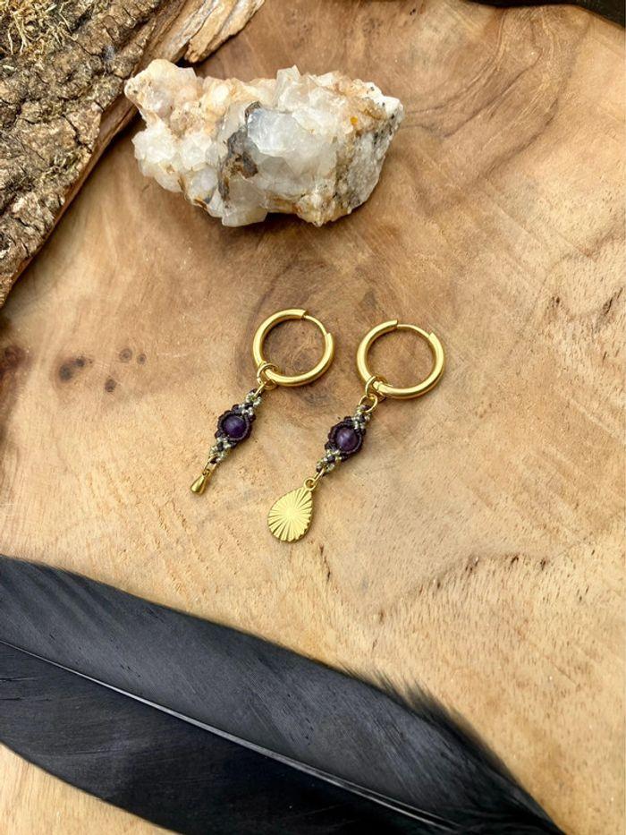 Boucles d’oreilles petites créoles en macramé avec pierre d’Améthyste - photo numéro 1