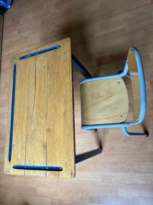 Petit bureau enfant avec sa chaise, bleu avec rigole et tiroir - photo numéro 1