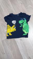 T-shirt à manches courtes avec des dinosaures dessus