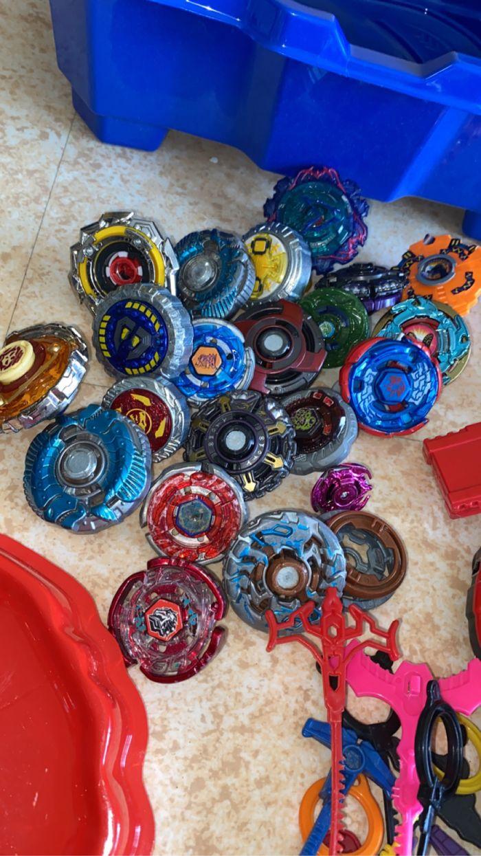 Grand lot de toupies Beyblade en métal+ lanceur + accessoires +1 coffret Neuf 2 arènes - photo numéro 2