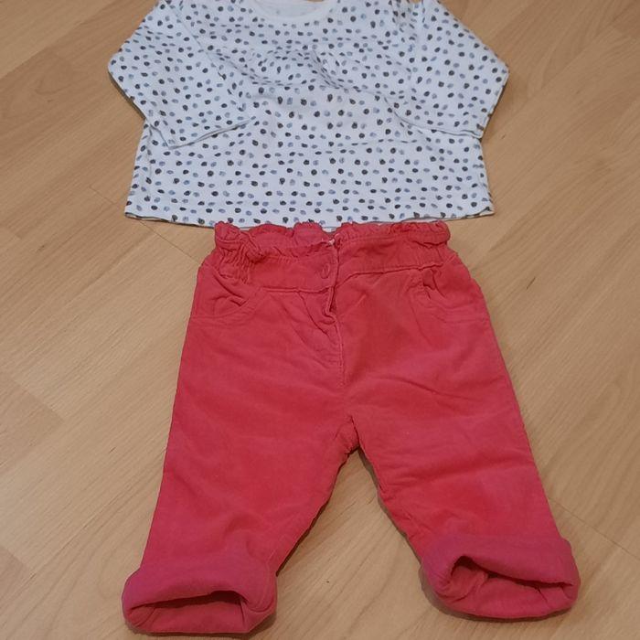 Joli petit pantalon rose fuchsia de la marque benneton petit défaut sur l'étiquette mise en photo plus t-shirt d'une autre marque - photo numéro 1