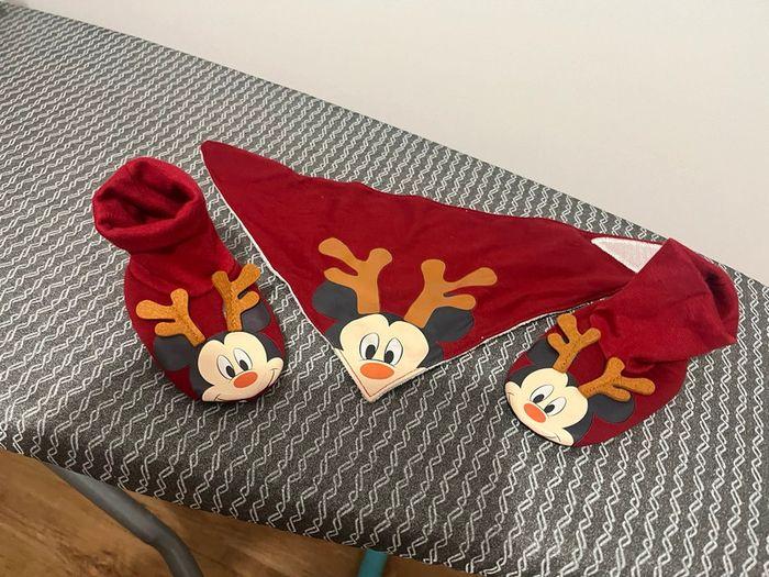 Bavoir avec chaussons mickey