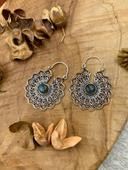 Boucles d’oreilles créoles en laiton Indien avec pierres de Labradorite bleue