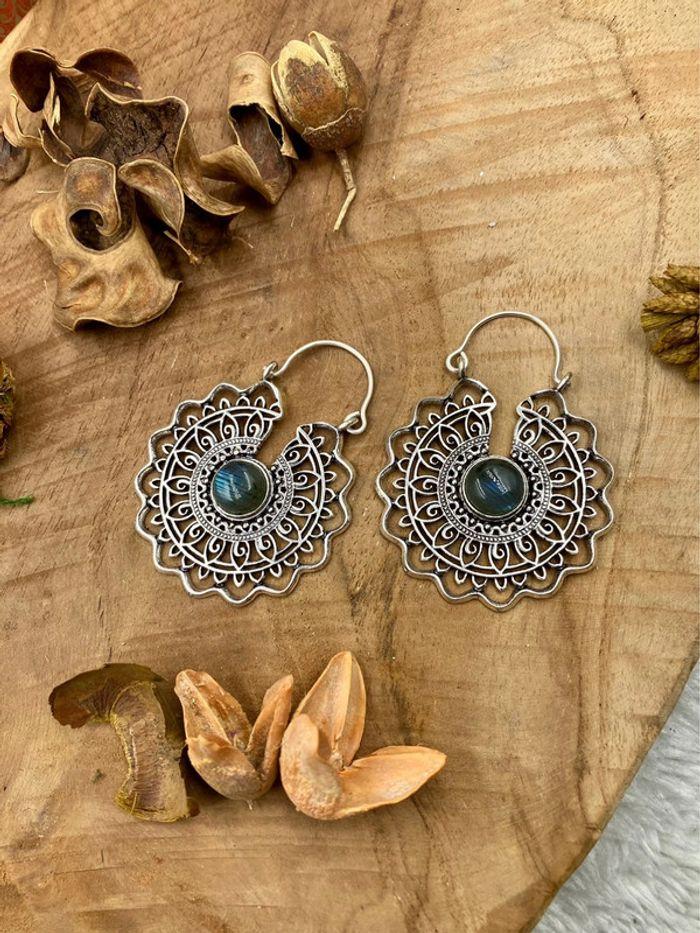 Boucles d’oreilles créoles en laiton Indien avec pierres de Labradorite bleue - photo numéro 1