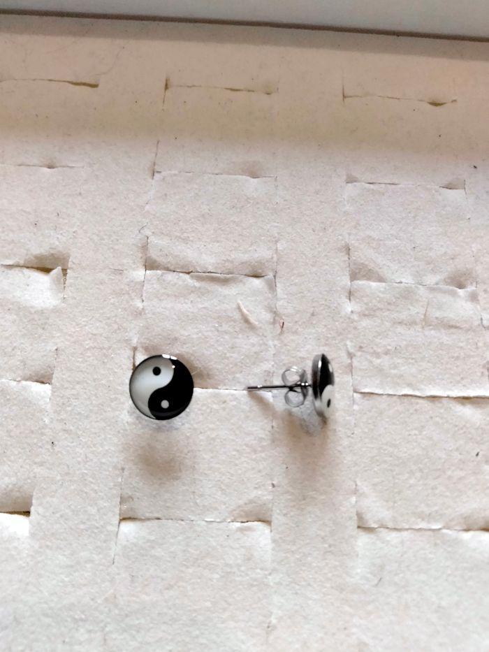 Boucles d'oreilles puces rondes, en acier symbole Yin et Yang