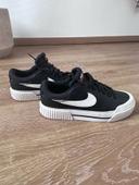 Baskets noir et blanche Nike femme