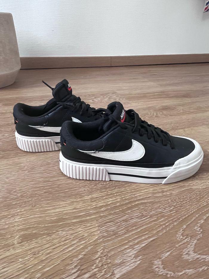 Baskets noir et blanche Nike femme - photo numéro 1