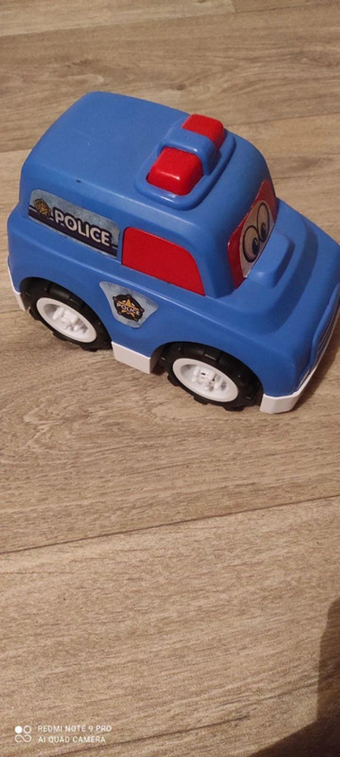 Grosse voiture de police - photo numéro 2