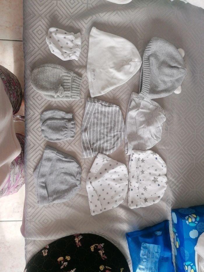 Lot de 7 bonnets et 3 paire de gant pour bébé et 1 écharpe - photo numéro 1