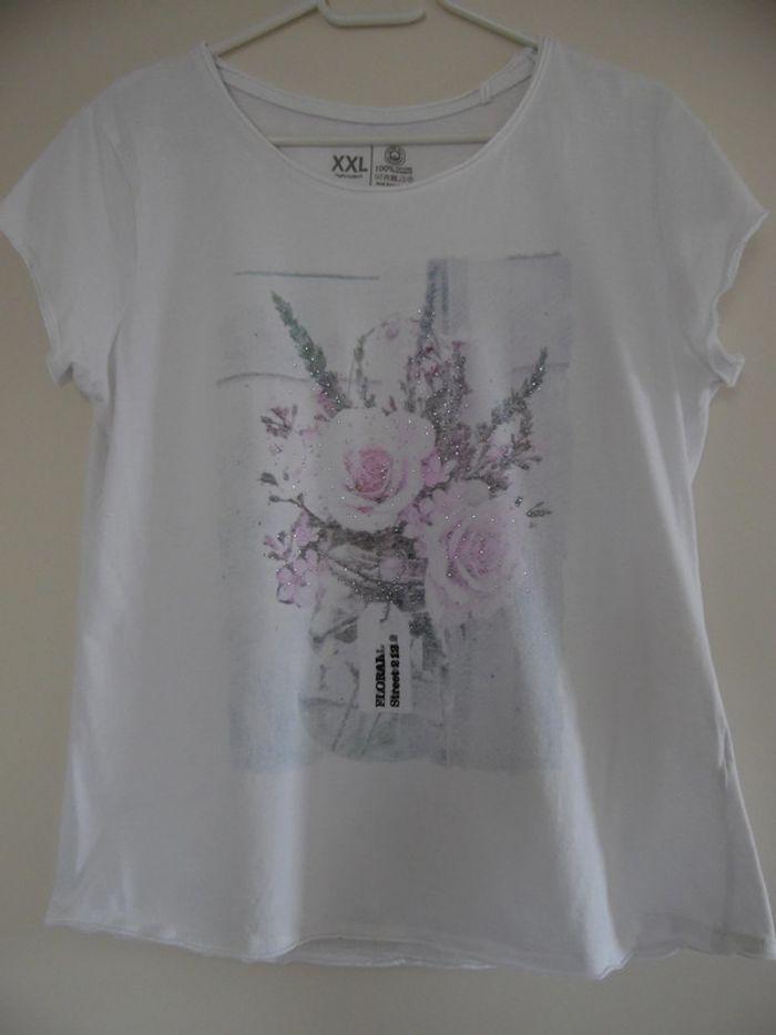 Tee-shirt blanc, motifs fleurs, taille XXL (44) - photo numéro 1