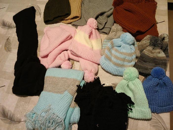 Lots bonnets ,écharpe - photo numéro 1