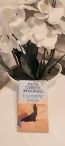 livre Une Femme Blessée - Carrère d'Encausse Marina comme neuf