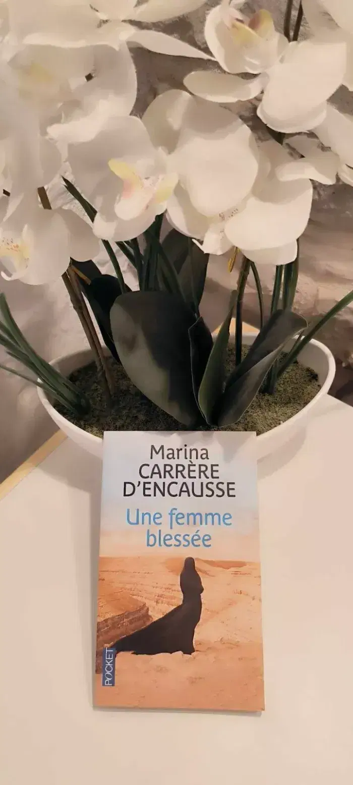 livre Une Femme Blessée - Carrère d'Encausse Marina comme neuf - photo numéro 1