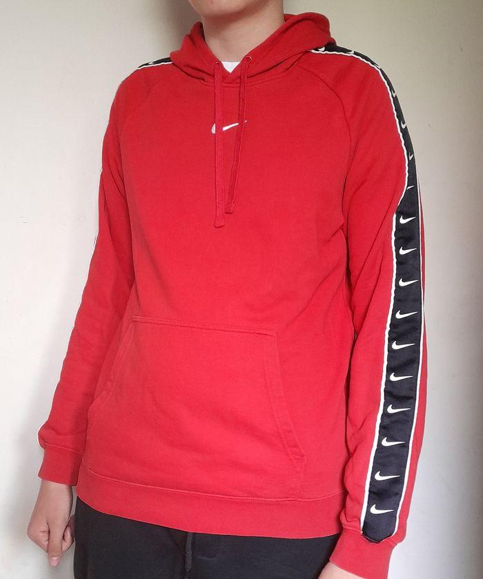 Pull à capuche nike rouge. - photo numéro 2