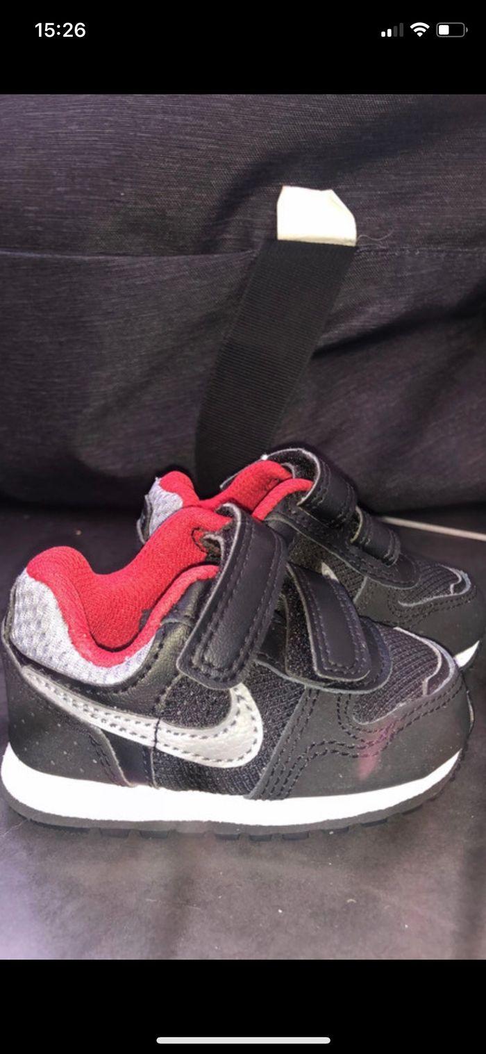 Je vend une paire de Nike bébé 3-6 mois