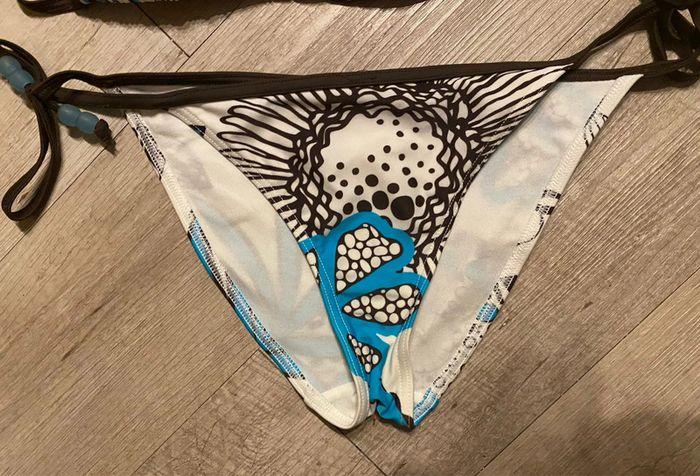 Superbe bikini à motifs bleu marron et blanc - photo numéro 4