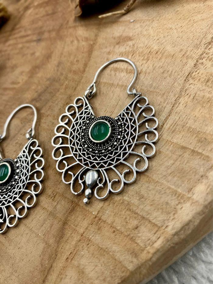 Boucles d’oreilles créoles en laiton Indien avec pierres d’Onyx vert - photo numéro 2