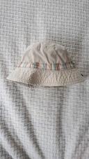 Chapeau beige et motif carreaux taille